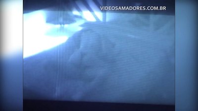 Senarrak emazteari filmatzen dio bizilaguna eta makurtu bat dela jakiten du